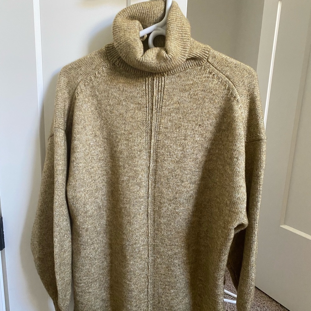H&M sweater~ never worn before